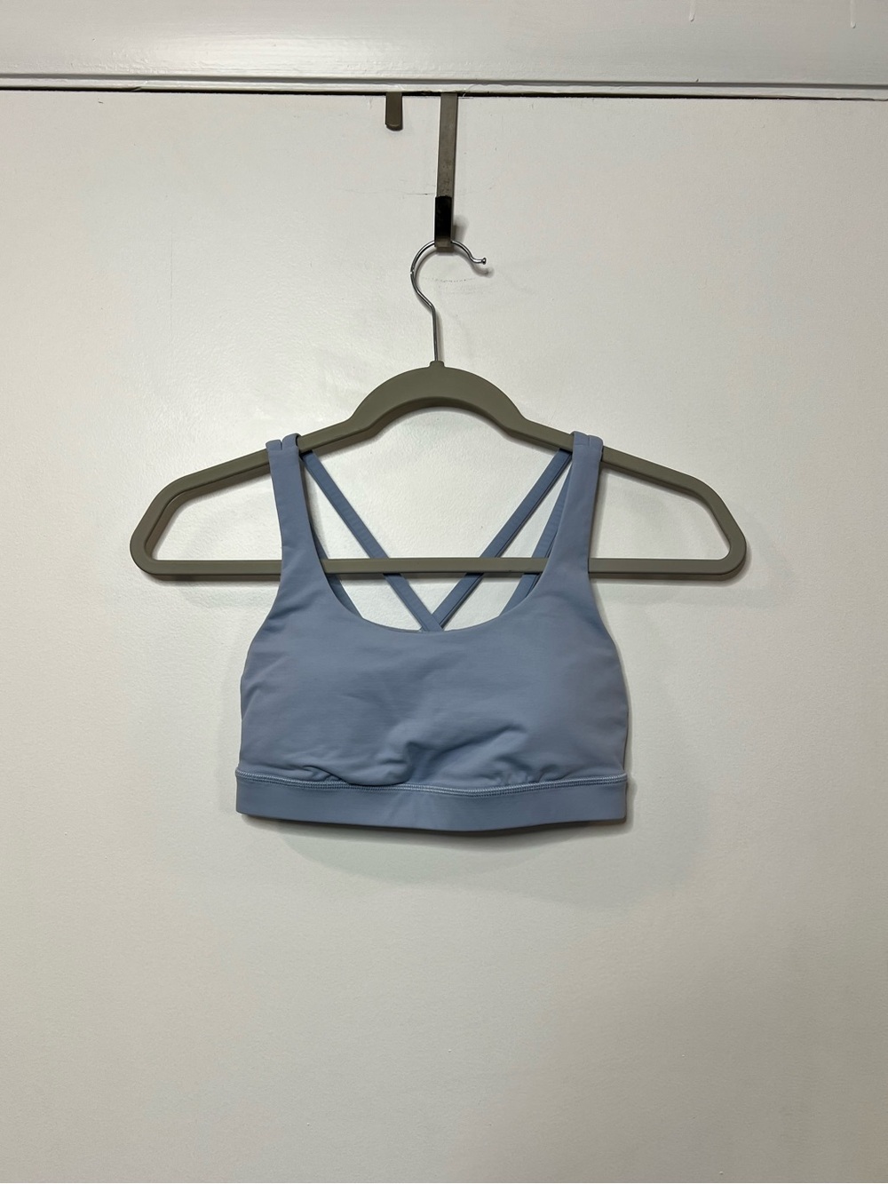 Lululemon Size 4 Sport Bra Women’s Energy Medium Support B-D Cups in Powder Blue